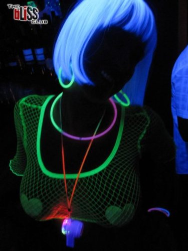 PASTEASE HEART GLOW IN THE DARK